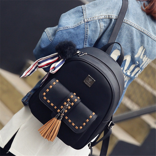 Γυναικείο σύγχρονο σακίδιο με φούντα μπροστά.