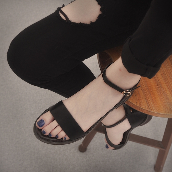 Дамски сандали в черен и бял цвят с каишка за ежедневие