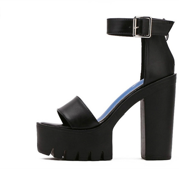 Οι γυναίκες κομψά σανδάλια ρεύμα σε μαύρο και άσπρο και ανθεκτική εξωτερική σόλα με λουράκι