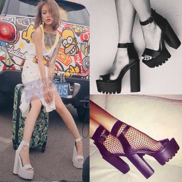 Οι γυναίκες κομψά σανδάλια ρεύμα σε μαύρο και άσπρο και ανθεκτική εξωτερική σόλα με λουράκι