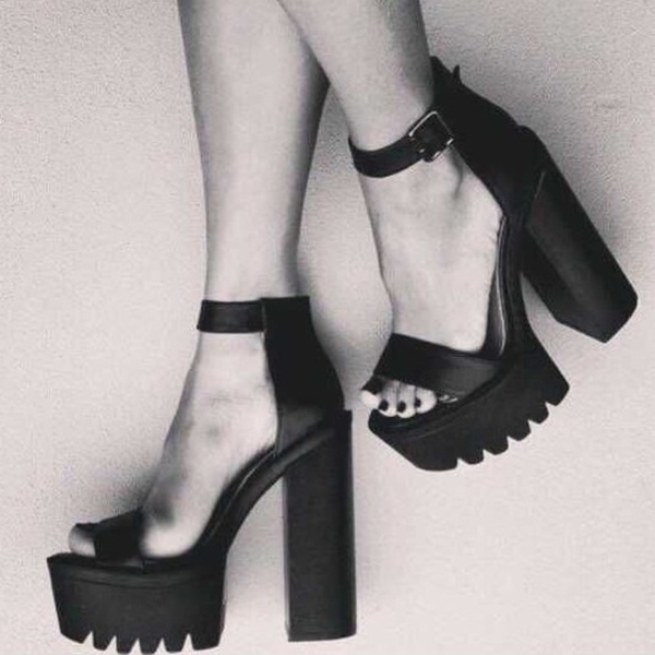 Дамски стилни сандали на ток в бял и черен цвят и устойчива подметка с каишка