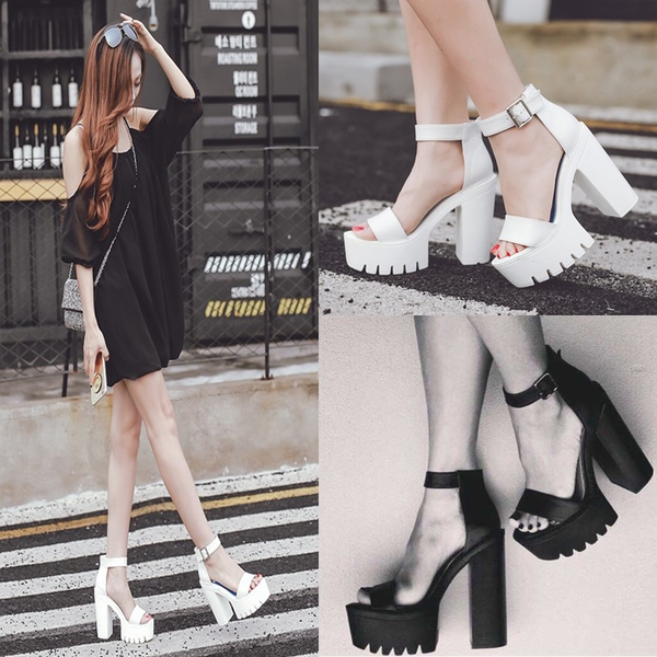 Οι γυναίκες κομψά σανδάλια ρεύμα σε μαύρο και άσπρο και ανθεκτική εξωτερική σόλα με λουράκι