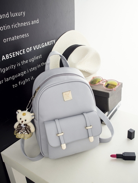 Οι γυναίκες σακίδια σε τρία φρέσκα tsvyata- μπλε, μαύρο και ροζ.