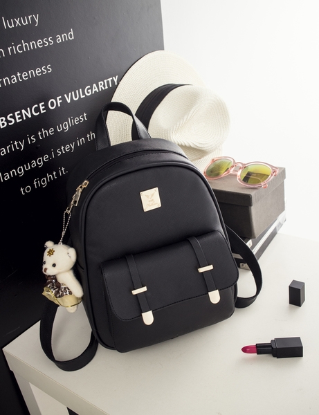 Οι γυναίκες σακίδια σε τρία φρέσκα tsvyata- μπλε, μαύρο και ροζ.