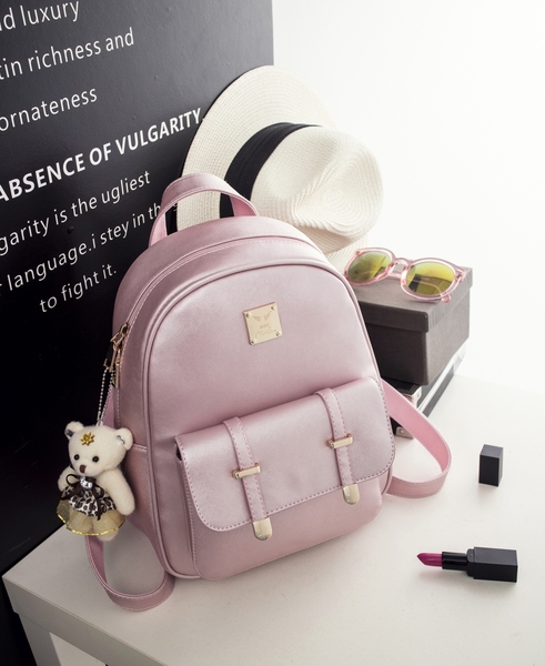 Οι γυναίκες σακίδια σε τρία φρέσκα tsvyata- μπλε, μαύρο και ροζ.