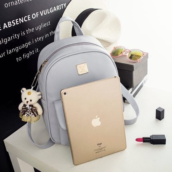 Οι γυναίκες σακίδια σε τρία φρέσκα tsvyata- μπλε, μαύρο και ροζ.