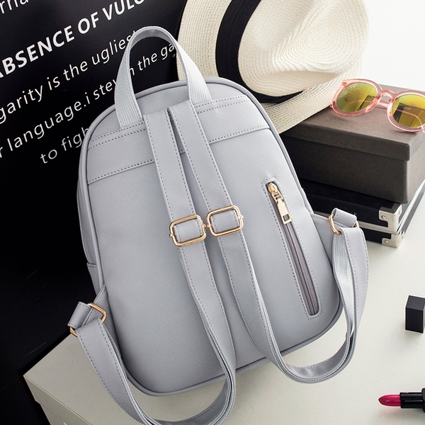 Οι γυναίκες σακίδια σε τρία φρέσκα tsvyata- μπλε, μαύρο και ροζ.