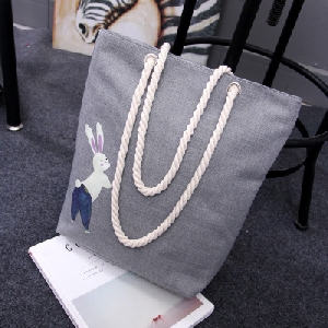 Дамска ежедневна чанта с различни щампи и апликации в три цвята