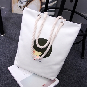 Дамска ежедневна чанта с различни щампи и апликации в три цвята