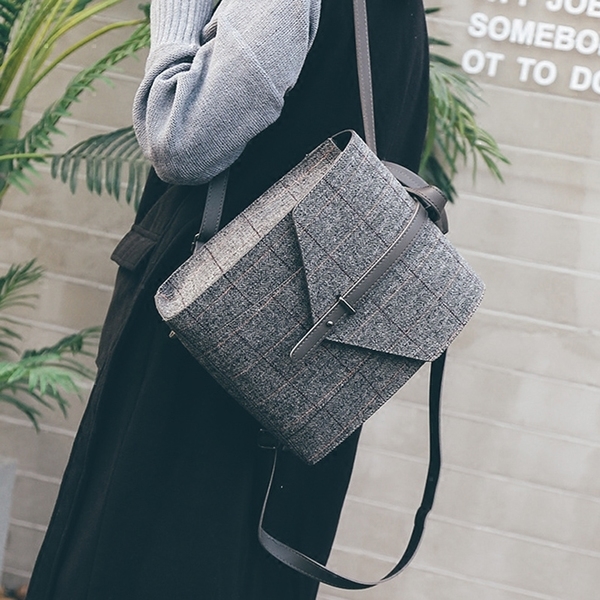 Елегантна дамска раница в сив цвят с дълги дръжки.