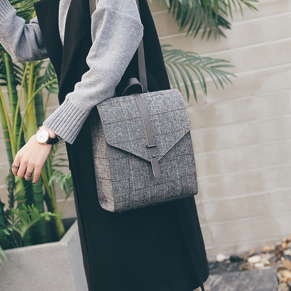 Елегантна дамска раница в сив цвят с дълги дръжки.