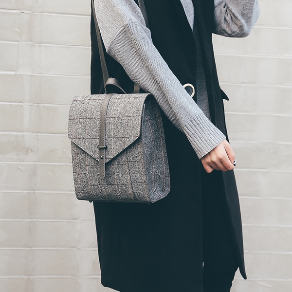 Елегантна дамска раница в сив цвят с дълги дръжки.