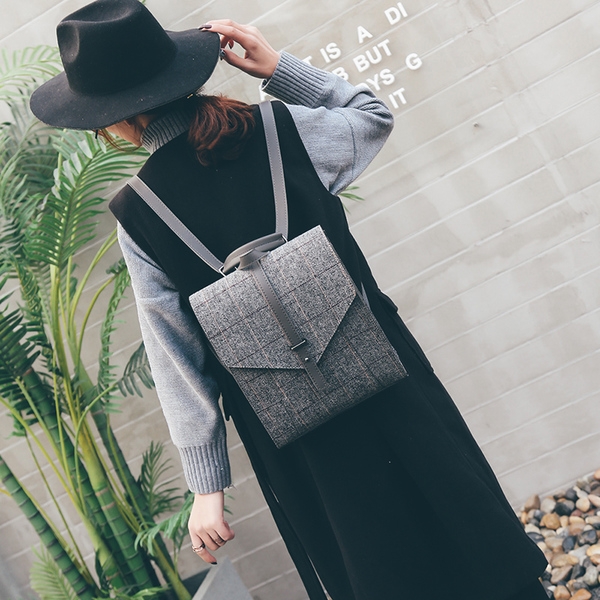 Елегантна дамска раница в сив цвят с дълги дръжки.