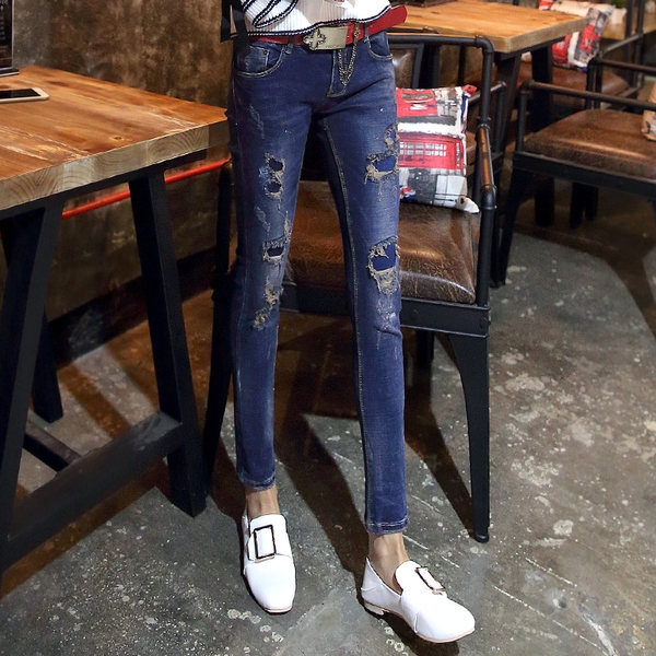 Γυναικεία τζιν σε 2 κομψά  μοντέλα  σε σκούρο μπλε χρώμα