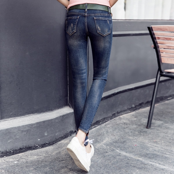 Γυναικεία τζιν σε 2 κομψά  μοντέλα  σε σκούρο μπλε χρώμα