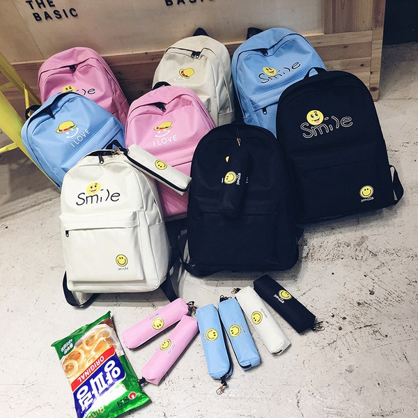 Τσάντες αθλητισμού των γυναικών με διάφορα motiviv τέσσερα χρώματα.