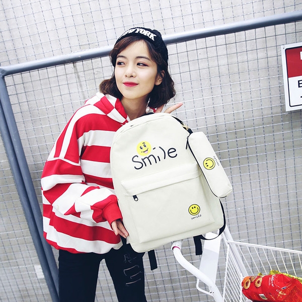 Τσάντες αθλητισμού των γυναικών με διάφορα motiviv τέσσερα χρώματα.