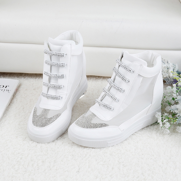 Γυναικεία λαμπερά παπούτσια σε μια πλατφόρμα 