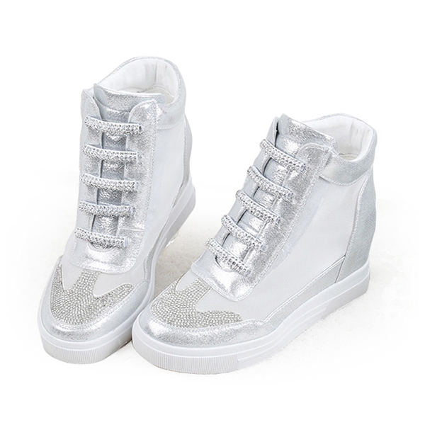 Γυναικεία λαμπερά παπούτσια σε μια πλατφόρμα 