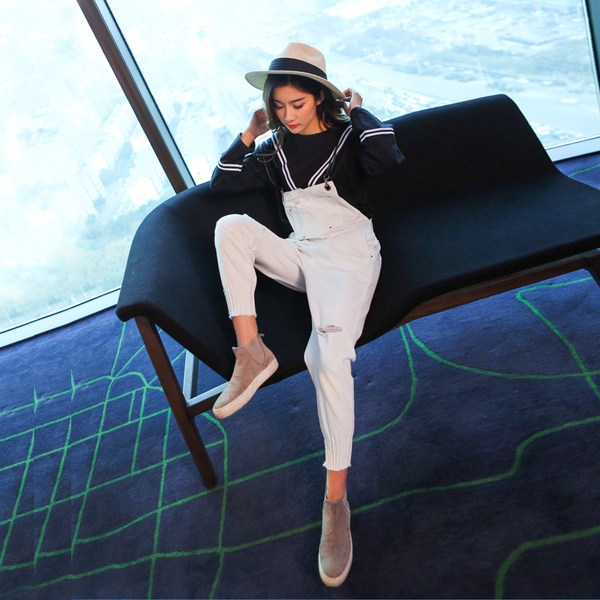 Κομψό κυρίες jumpsuit σε μαύρο και άσπρο σε ένα ευρύ μοντέλο - ασταθής