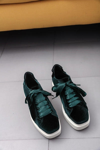 Γυναικεία αθλητικά παπούτσια με βελούδο σε πράσινο και λευκό χρώμα