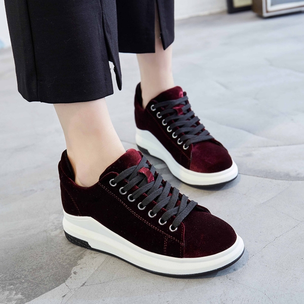 Γυναικεία ανοιξιάτικα αθλητικά πάνινα παπούτσια σε ελαφριά πλατφόρμα