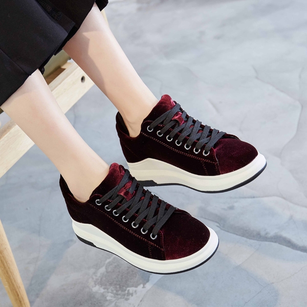 Γυναικεία ανοιξιάτικα αθλητικά πάνινα παπούτσια σε ελαφριά πλατφόρμα