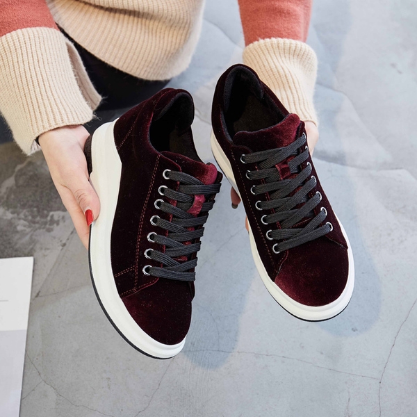 Γυναικεία ανοιξιάτικα αθλητικά πάνινα παπούτσια σε ελαφριά πλατφόρμα