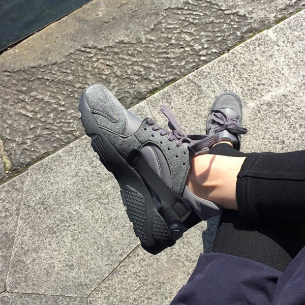 Αθλητικά πάνινα παπούτσια σε σκούρο γκρι χρώμα