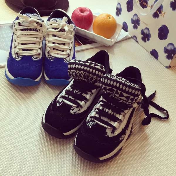 Γυναικεία αθλητικά πάνινα παπούτσια με στοιχεία σχήματος και μαλακή σόλά