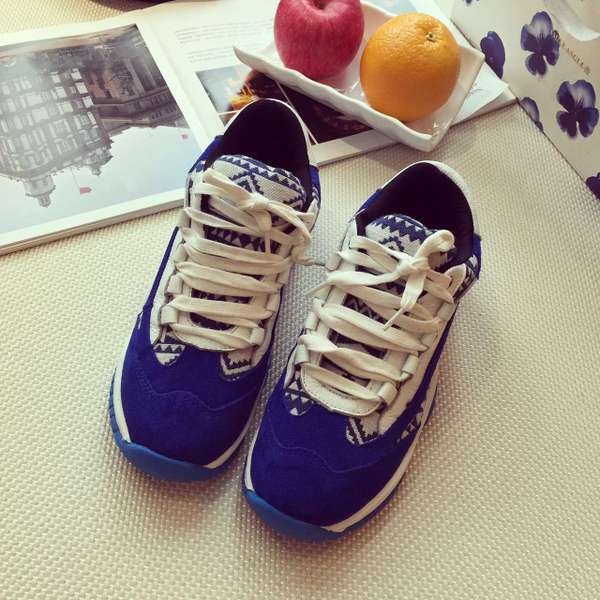 Γυναικεία αθλητικά πάνινα παπούτσια με στοιχεία σχήματος και μαλακή σόλά