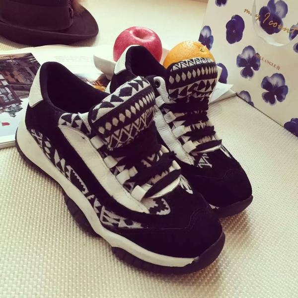 Γυναικεία αθλητικά πάνινα παπούτσια με στοιχεία σχήματος και μαλακή σόλά