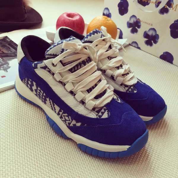 Γυναικεία αθλητικά πάνινα παπούτσια με στοιχεία σχήματος και μαλακή σόλά