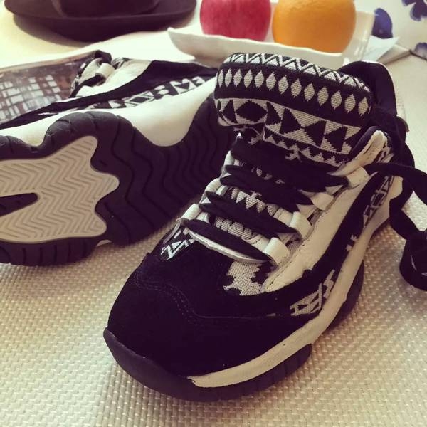 Γυναικεία αθλητικά πάνινα παπούτσια με στοιχεία σχήματος και μαλακή σόλά