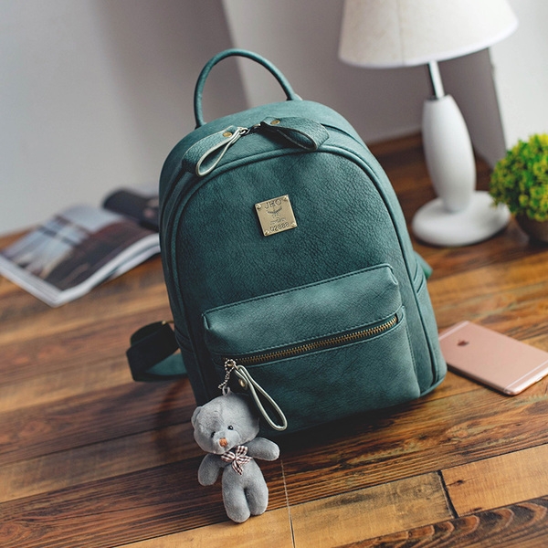 Απλό γυναικείο  σακίδιο με διπλό φερμουάρ και ένα μικρό αρκουδάκι στην μπροστινή τσέπη.