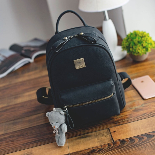 Απλό γυναικείο  σακίδιο με διπλό φερμουάρ και ένα μικρό αρκουδάκι στην μπροστινή τσέπη.