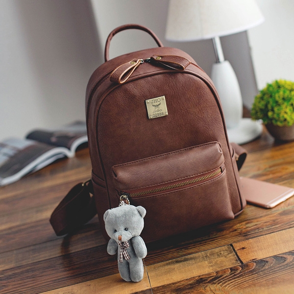 Απλό γυναικείο  σακίδιο με διπλό φερμουάρ και ένα μικρό αρκουδάκι στην μπροστινή τσέπη.