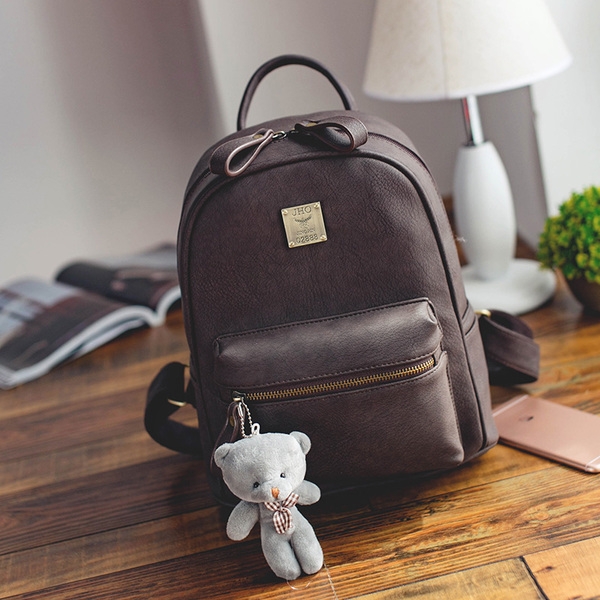 Απλό γυναικείο  σακίδιο με διπλό φερμουάρ και ένα μικρό αρκουδάκι στην μπροστινή τσέπη.