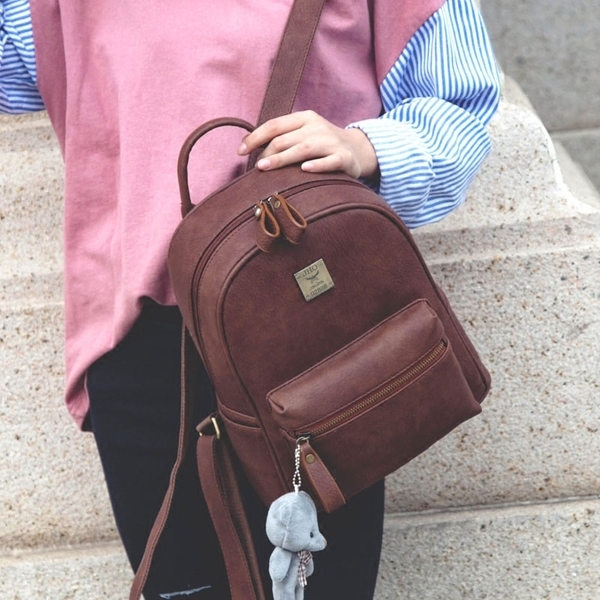 Απλό γυναικείο  σακίδιο με διπλό φερμουάρ και ένα μικρό αρκουδάκι στην μπροστινή τσέπη.