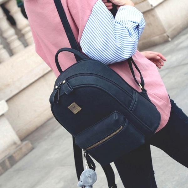 Απλό γυναικείο  σακίδιο με διπλό φερμουάρ και ένα μικρό αρκουδάκι στην μπροστινή τσέπη.