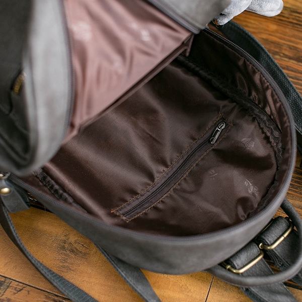 Απλό γυναικείο  σακίδιο με διπλό φερμουάρ και ένα μικρό αρκουδάκι στην μπροστινή τσέπη.