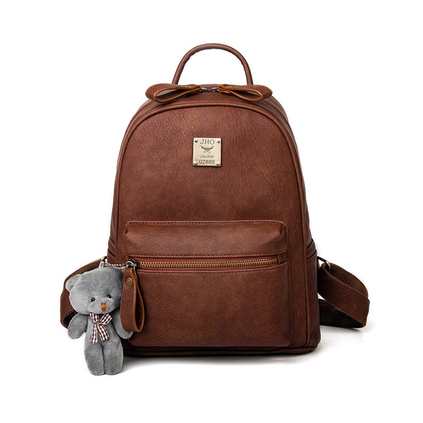 Απλό γυναικείο  σακίδιο με διπλό φερμουάρ και ένα μικρό αρκουδάκι στην μπροστινή τσέπη.