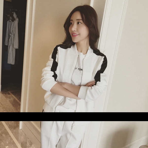 Γυναικείο σετ από 2 μέρη - φούτερ και φαρδιά παντελόνια σε λευκό και μαύρο χρώμα