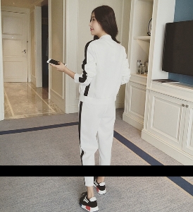 Γυναικείο σετ από 2 μέρη - φούτερ και φαρδιά παντελόνια σε λευκό και μαύρο χρώμα