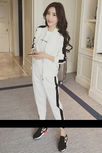 Γυναικείο σετ από 2 μέρη - φούτερ και φαρδιά παντελόνια σε λευκό και μαύρο χρώμα