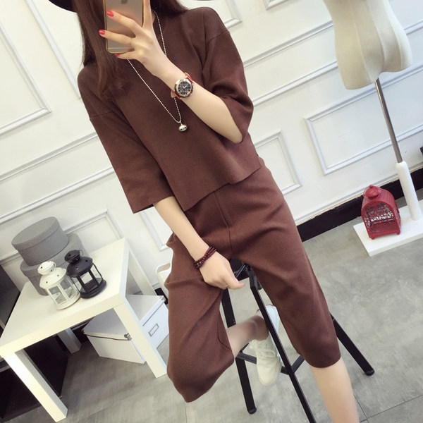 Οι γυναίκες κομψή δωρεάν σετ από δύο μέρη - μια μπλούζα και παντελόνι γόνατο σε καφέ, γκρι και μαύρο