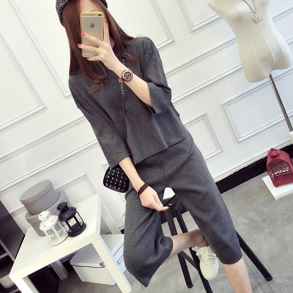 Οι γυναίκες κομψή δωρεάν σετ από δύο μέρη - μια μπλούζα και παντελόνι γόνατο σε καφέ, γκρι και μαύρο