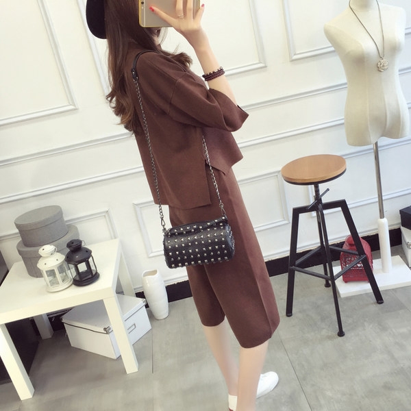 Οι γυναίκες κομψή δωρεάν σετ από δύο μέρη - μια μπλούζα και παντελόνι γόνατο σε καφέ, γκρι και μαύρο