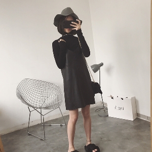Широка кожена дамска рокля в черен цвят стилна, с дължина до коленете