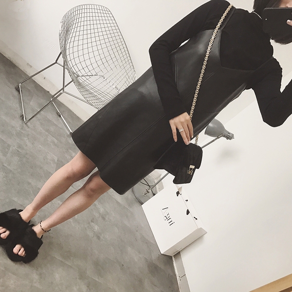 Ευρεία δέρμα κυρίες φόρεμα σε ένα κομψό μαύρο χρώμα, το μήκος του γόνατος